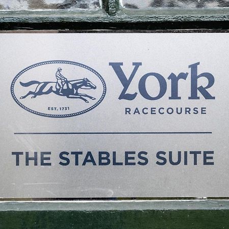 The Stable Suite At York Racecourse ภายนอก รูปภาพ