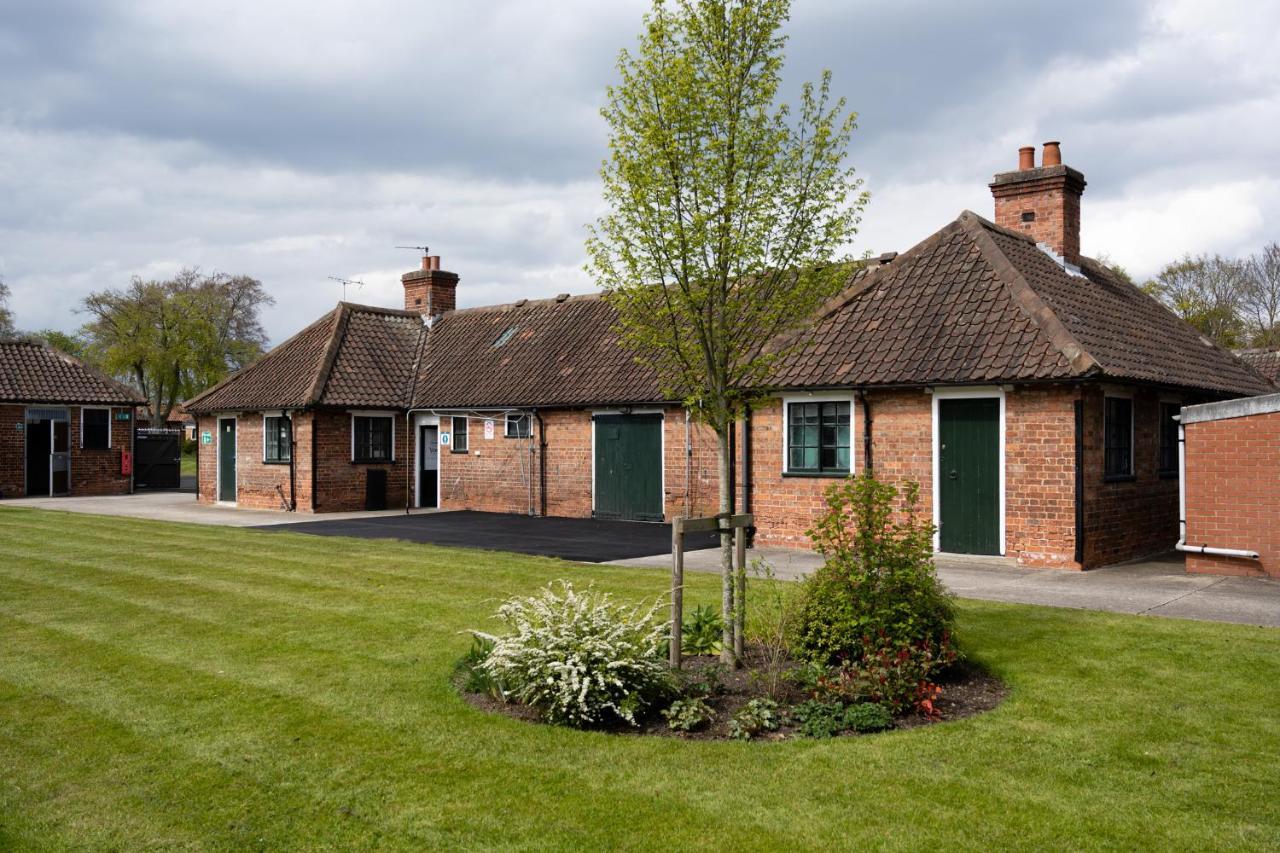 The Stable Suite At York Racecourse ภายนอก รูปภาพ