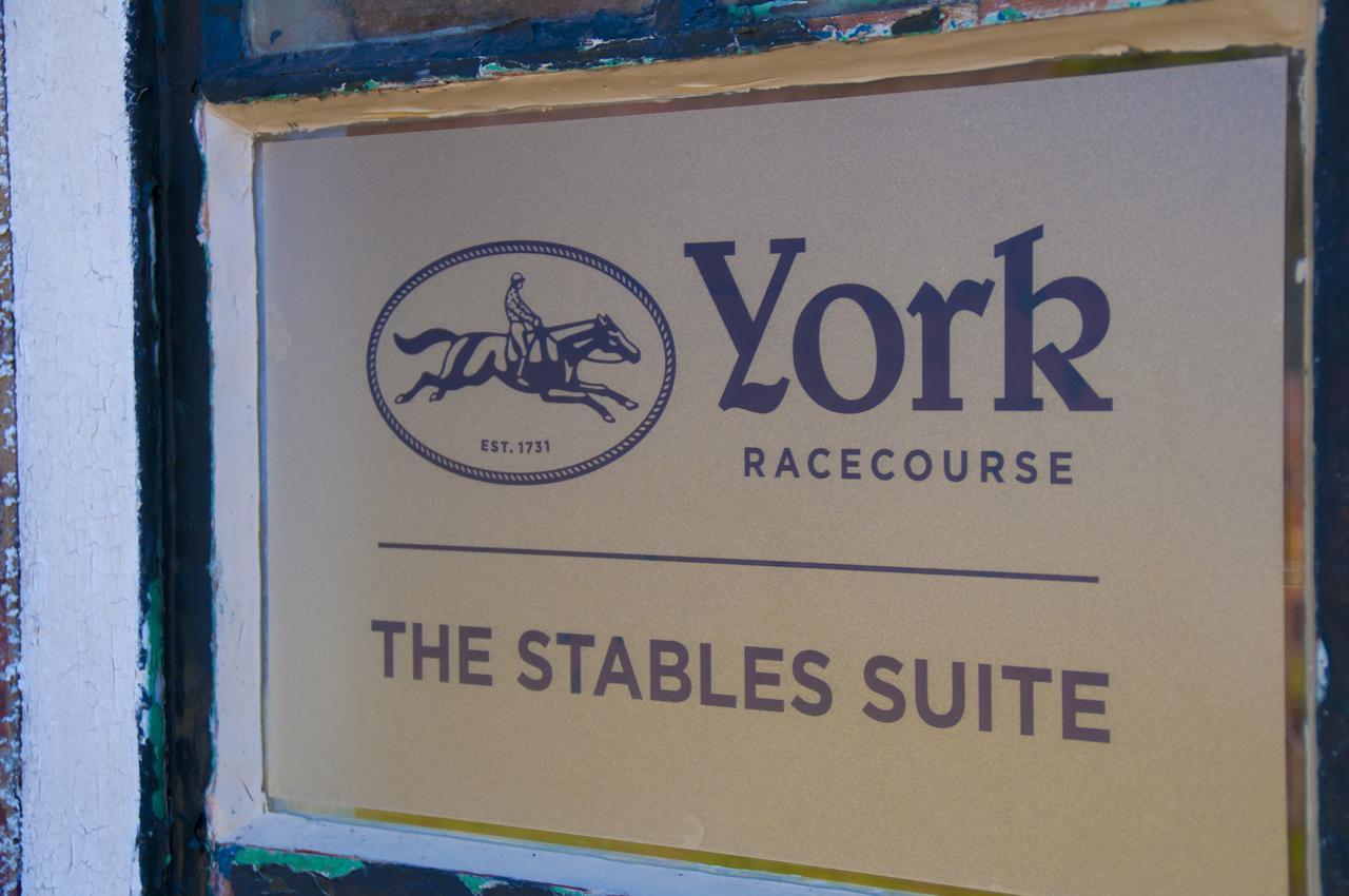 The Stable Suite At York Racecourse ภายนอก รูปภาพ