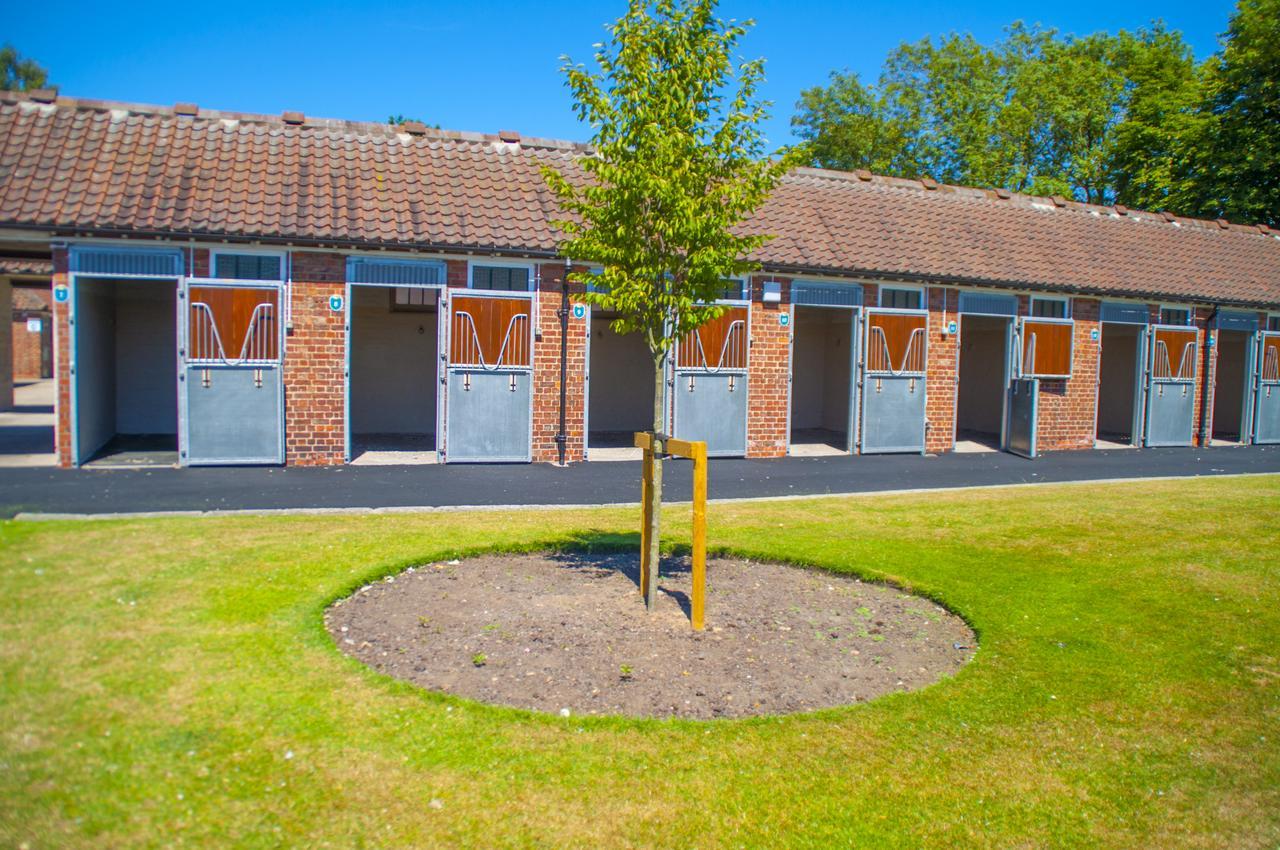 The Stable Suite At York Racecourse ภายนอก รูปภาพ