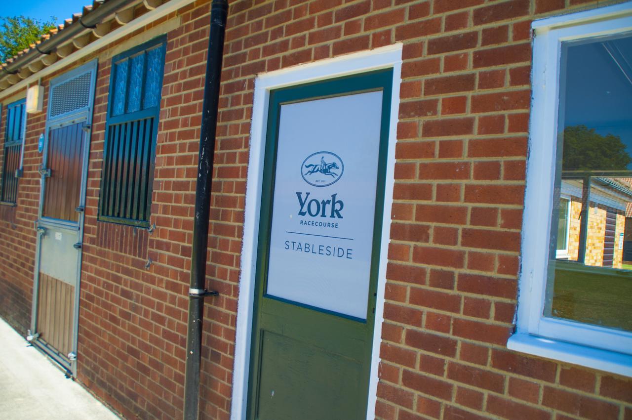 The Stable Suite At York Racecourse ภายนอก รูปภาพ